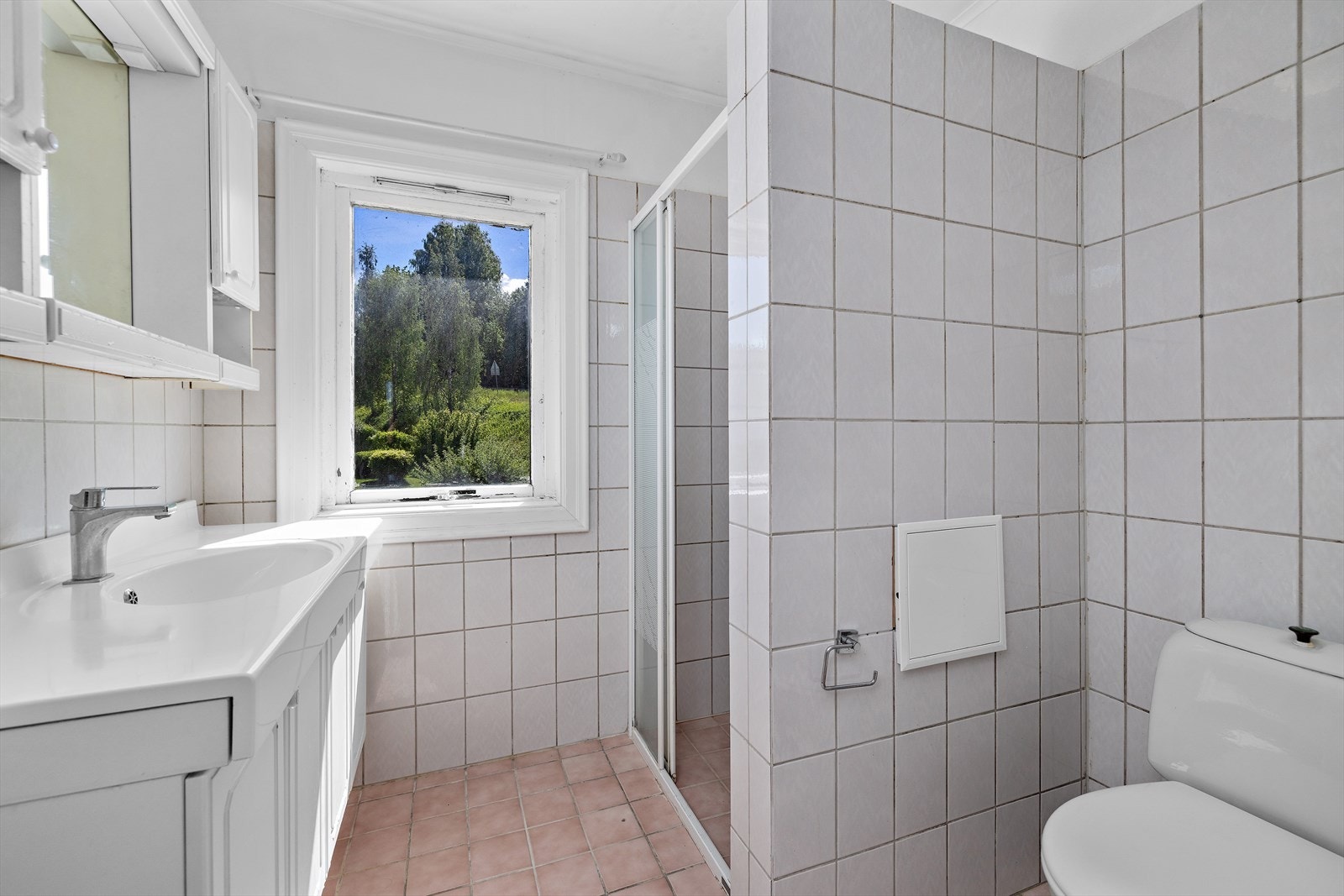 Badet i andre etasje er av eldre dato, men funksjonelt utstyrt med dusjnisje, toalett, servant og gulvvarme. Galleribilde