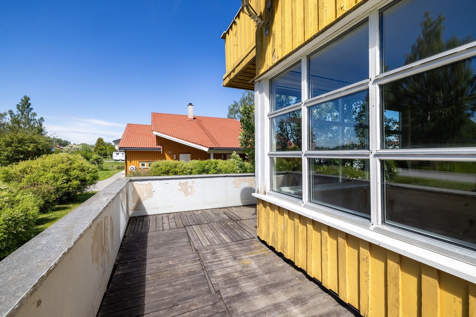 Verandaen utenfor stuen er en støpt konstruksjon med plass til utemøbler. Galleribilde