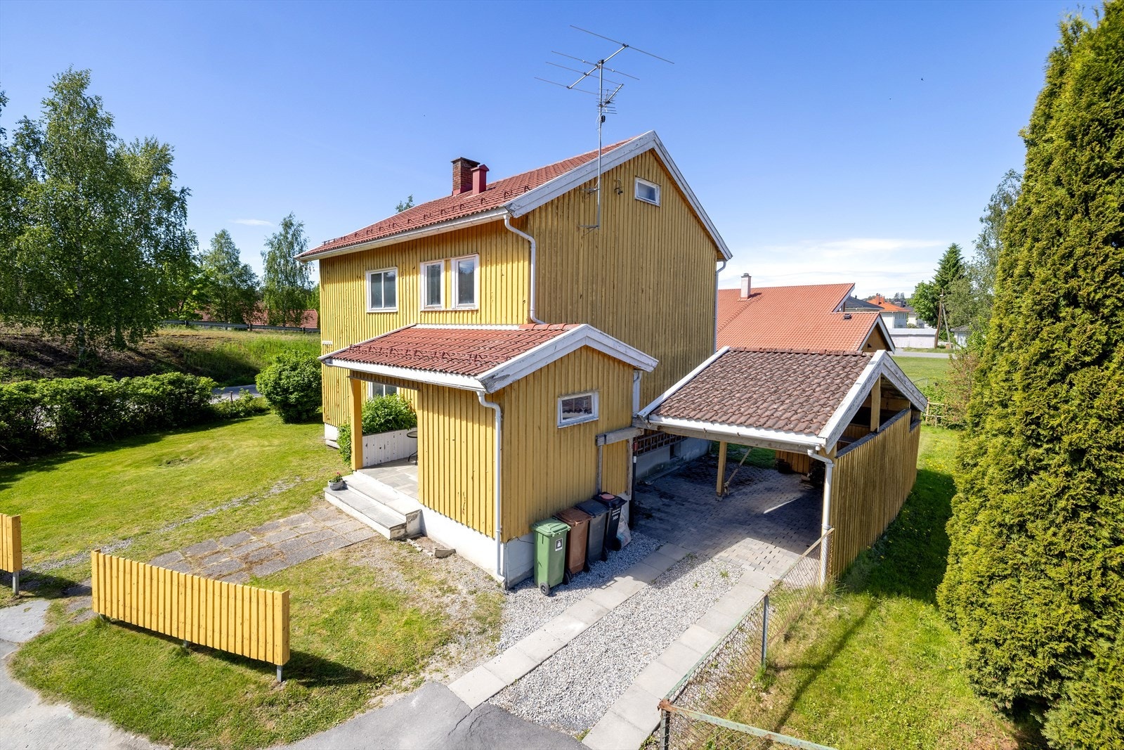 Eiendommen har en gruslagt gårdsplass og en opparbeidet hage. Galleribilde