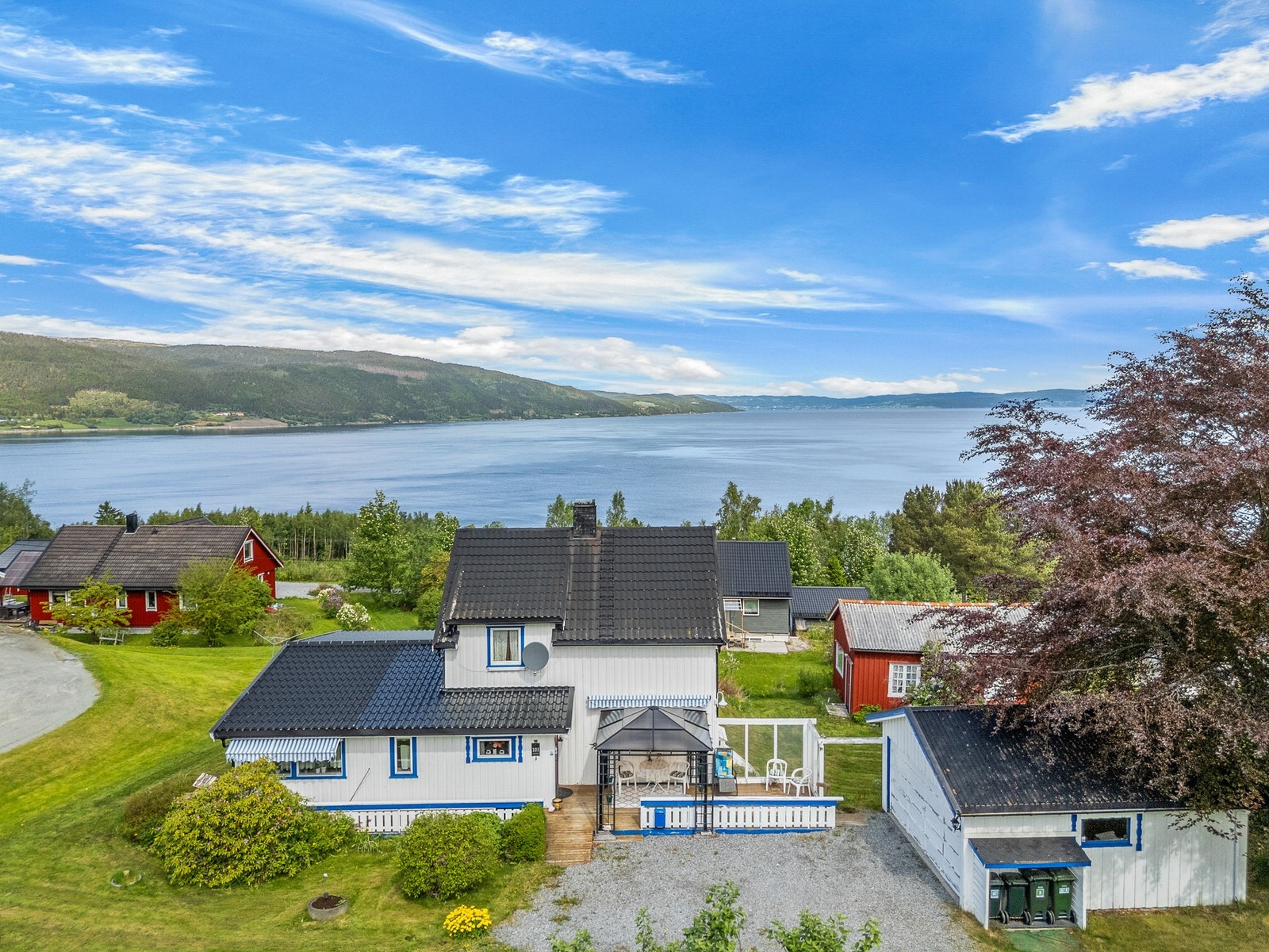 Huset har en flott plassering med fjordutsikt og ligger bare 7 min kjøring til Børsa eller ca 12 min til Orkanger Galleribilde