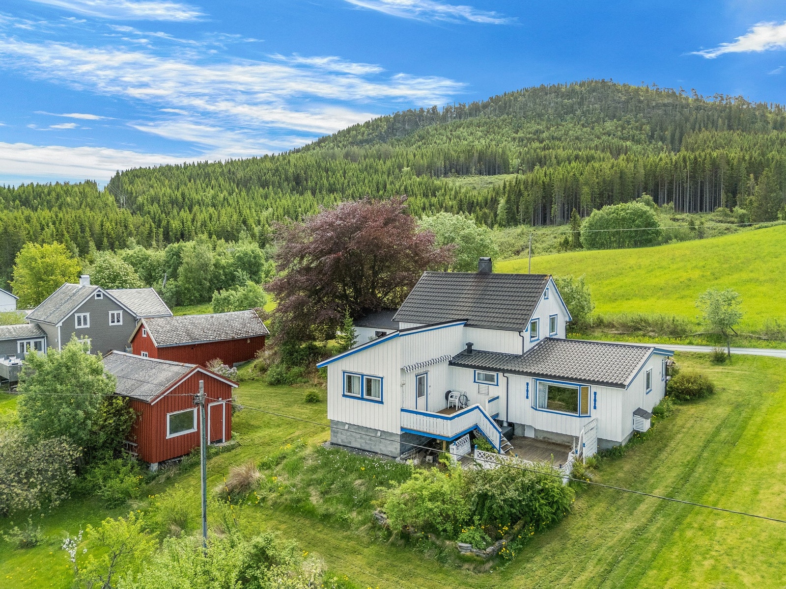 Eiendommen er på ca 1 mål og har en pent opparbeidet hage. Galleribilde