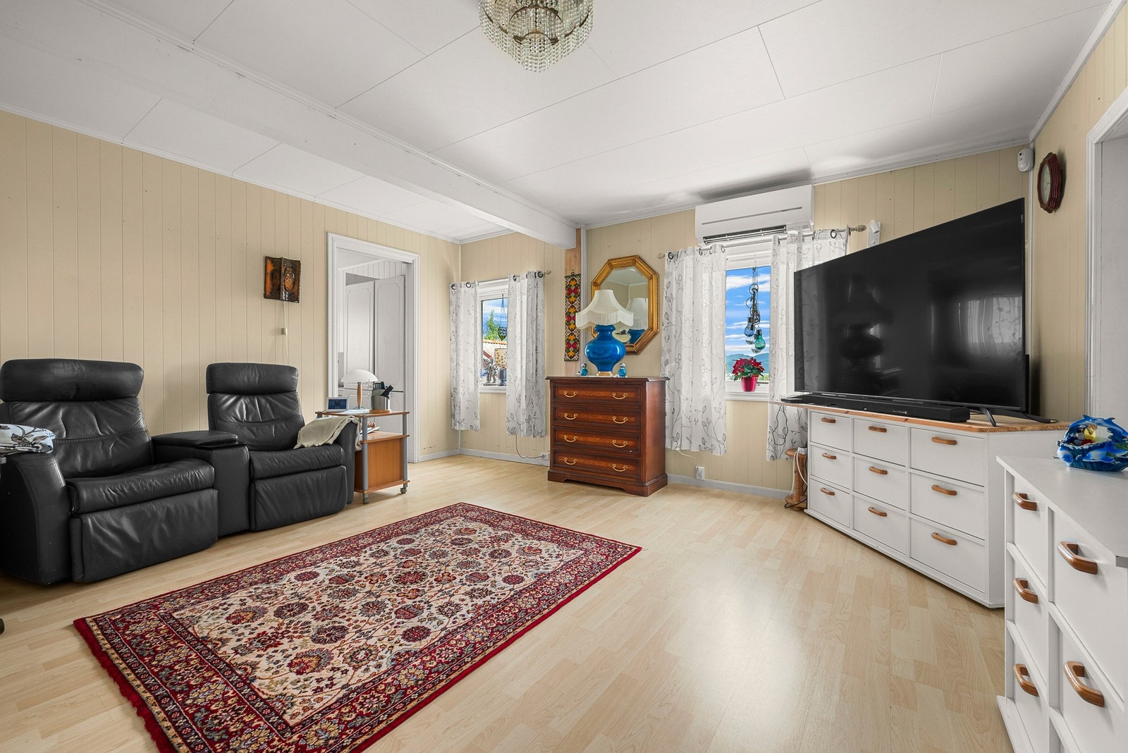 Stue 2 har både varmepumpe og vedovn. Galleribilde