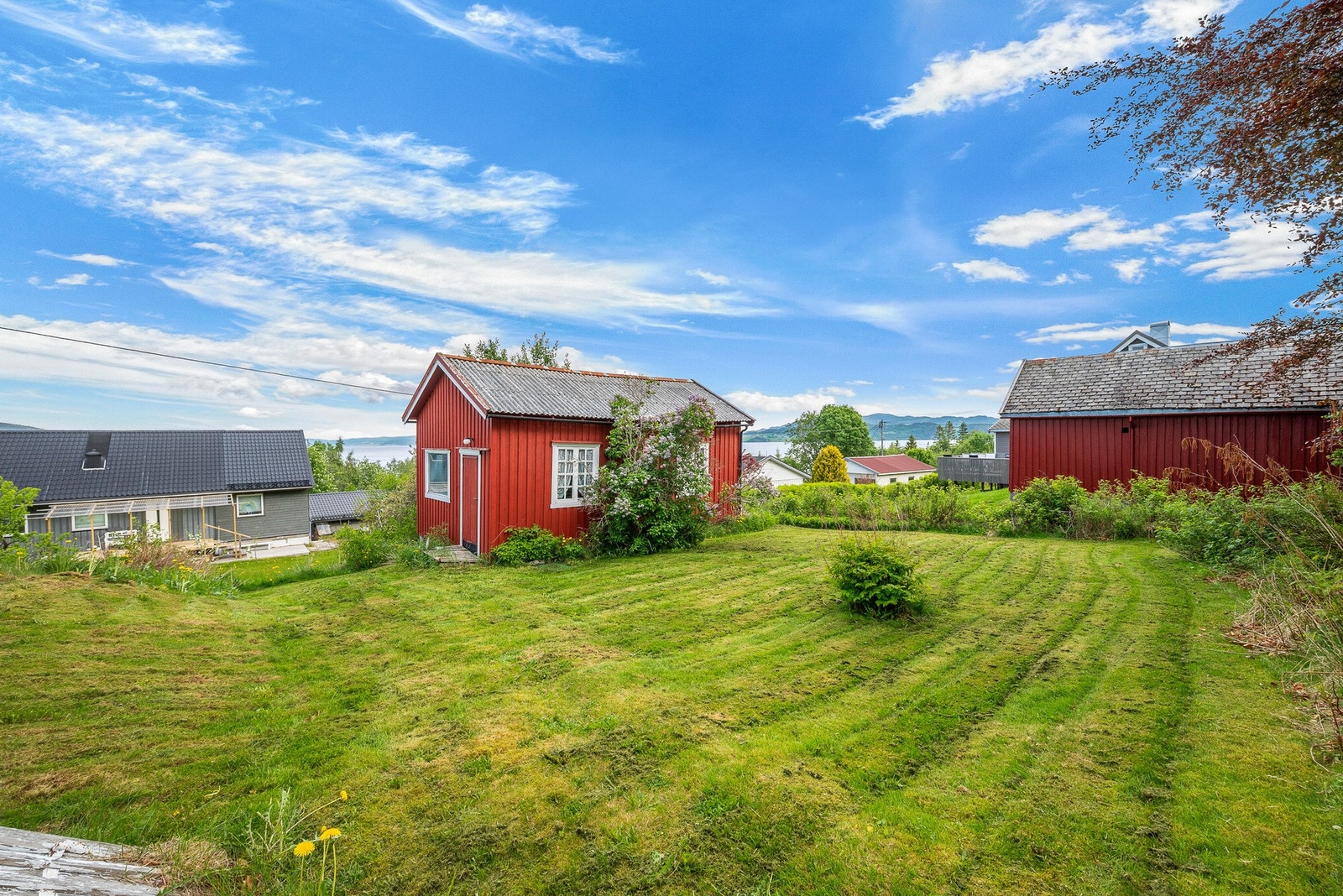 Stor hage med plass til lek og moro for hele familien Galleribilde
