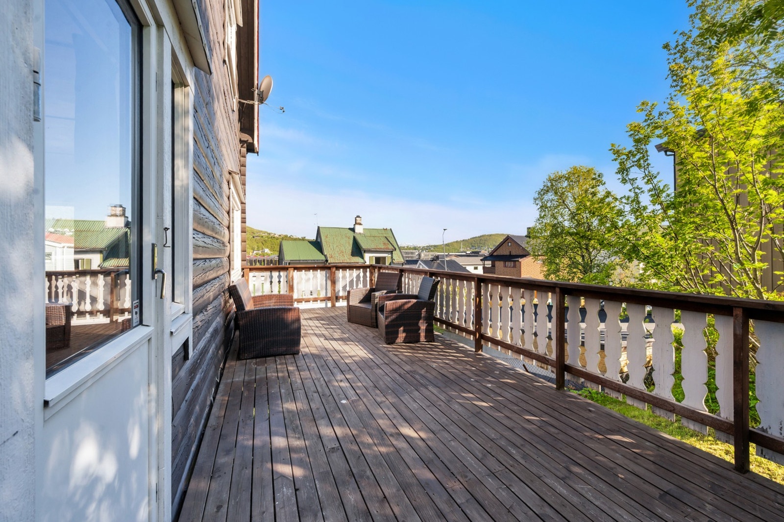 Romslig balkong i trykkimpregnert treverk med god plass til utemøbler. Foto: H5 properties Galleribilde
