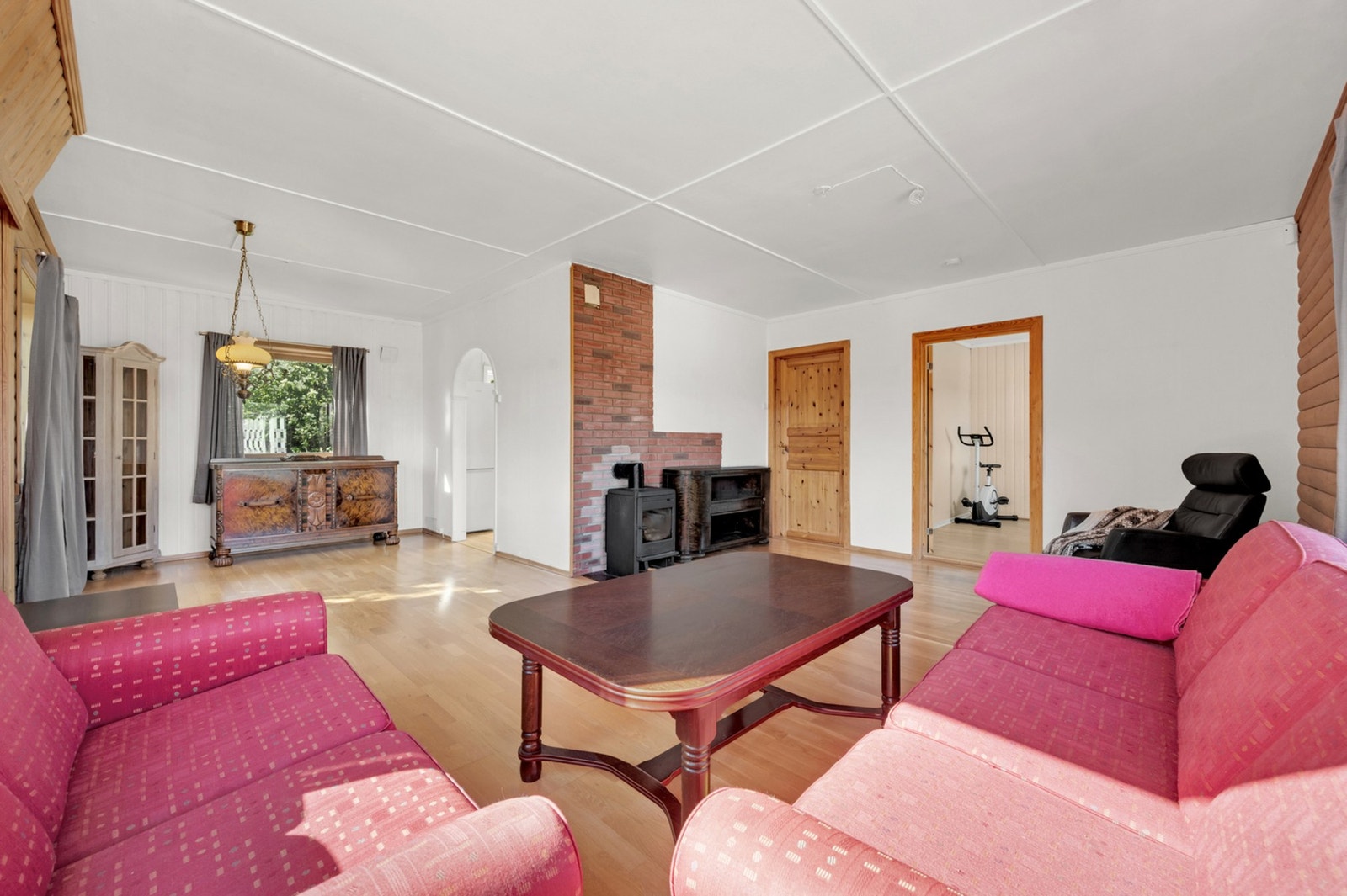 Rommet har plass til flere sittegrupper og er et naturlig samlingspunkt for familien. Foto: H5 properties Galleribilde
