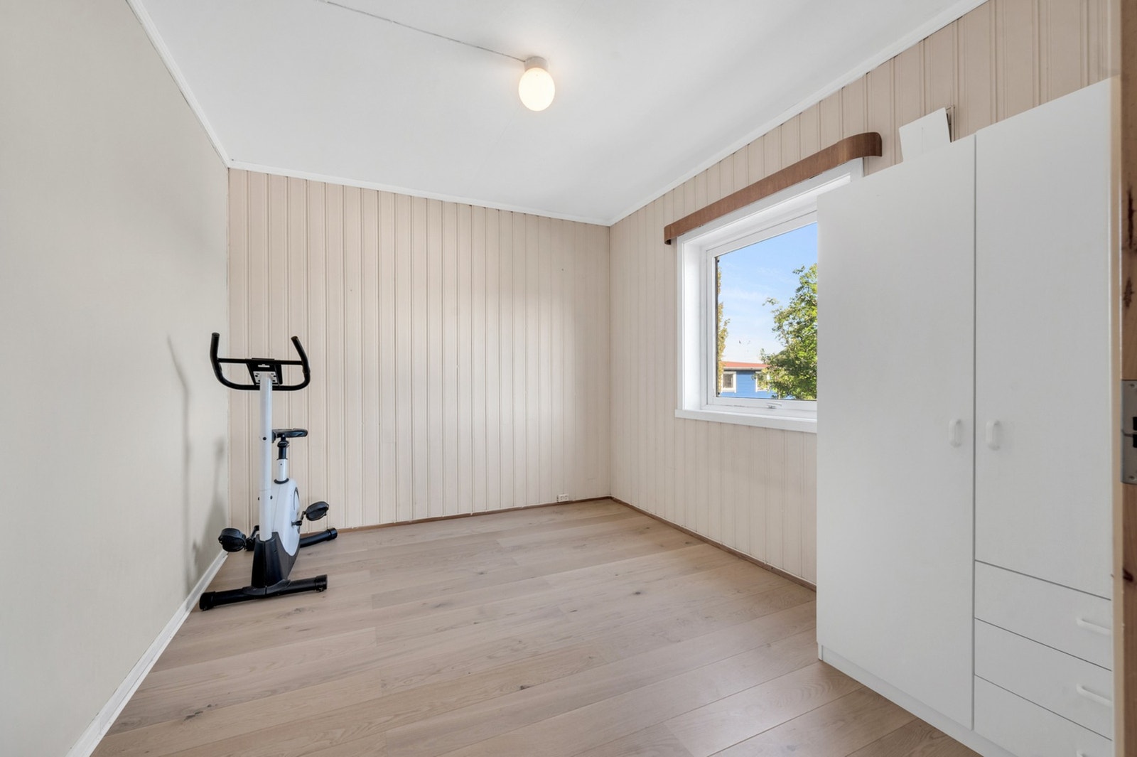 Soverommet i første etasje er lyst og romslig med god plass for ønsket seng. Foto: H5 properties Galleribilde