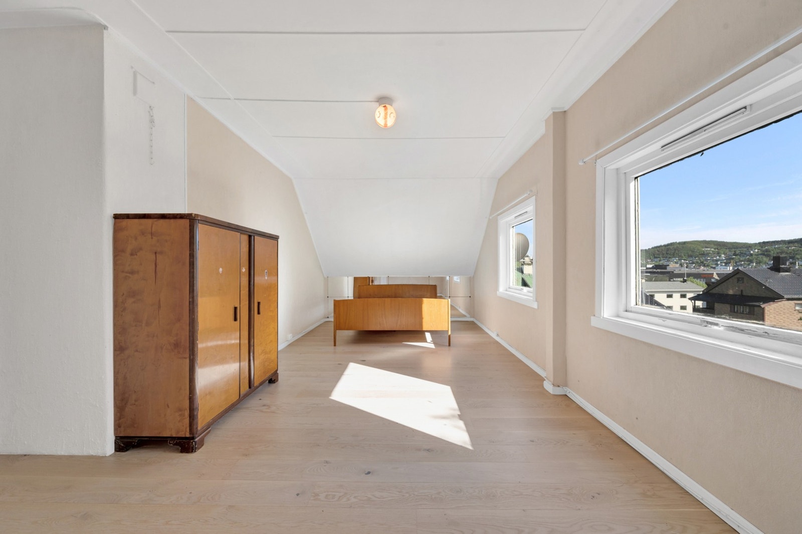 Stort og luftig rom på loftet med fin utsikt mot sør. Foto: H5 properties Galleribilde