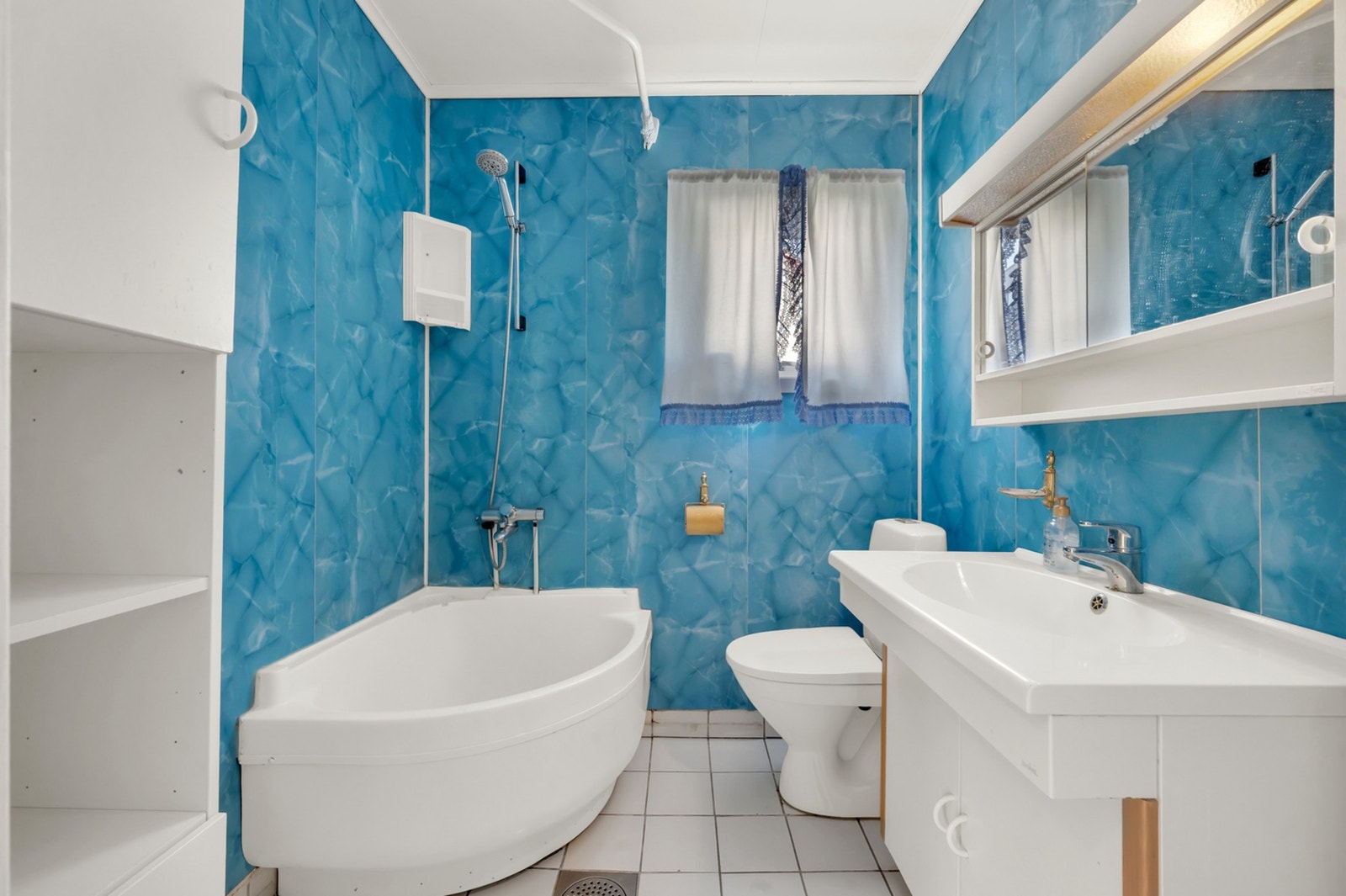 Bad i første etasje med flislagt gulv. Foto: H5 properties Galleribilde