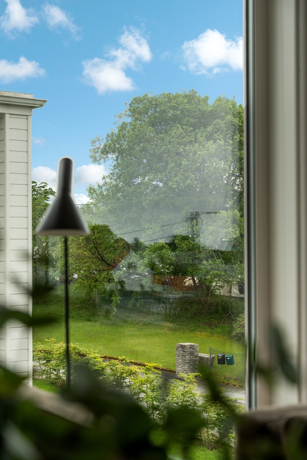 Store vindusflater med masse lysinnslipp og nydelig utsikt er med på å underbygge den gode atmosfæren i rommet. Galleribilde