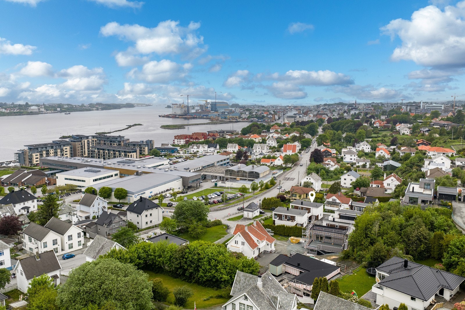 Eiendommen har en populær beliggenhet i et veletablert og barnevennlig nabolag, med gangavstand til dagligvare, skole og barnehage. Galleribilde