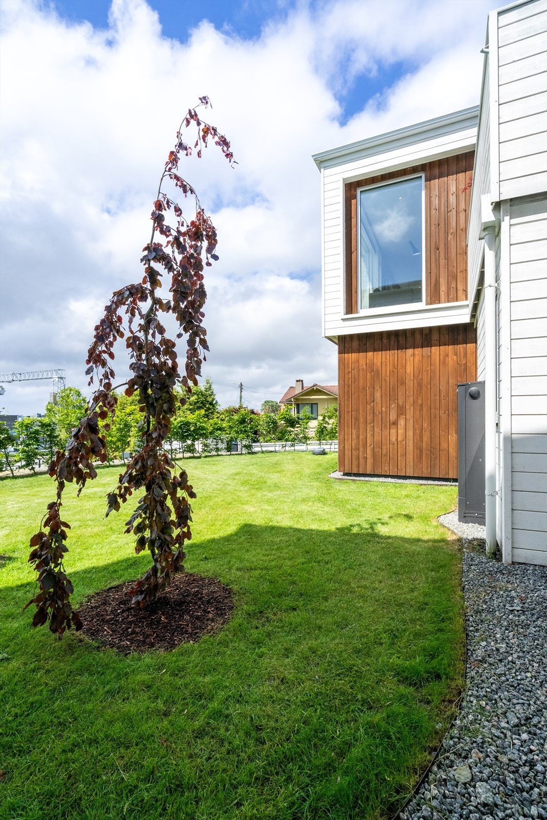 Eiendommen er delvis omkranset av en flott natursteinsmur med bed som bidrar til et innbydende og velstelt preg. Galleribilde