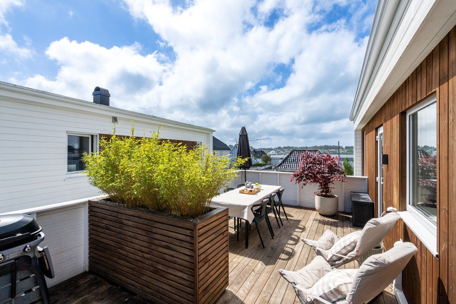 Fra stuen er det utgang til en herlig terrasse på ca. 26 m² hvor varme sommerdager kan nytes. Galleribilde