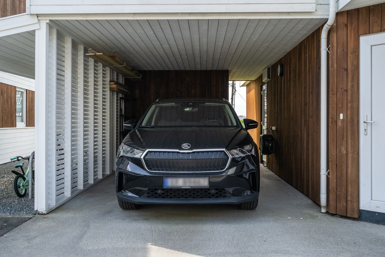 Bilen parkeres enkelt i carport hvor du også har elbillader, samt tilkomst til en praktisk sportsbod på ca. 7 m². Galleribilde