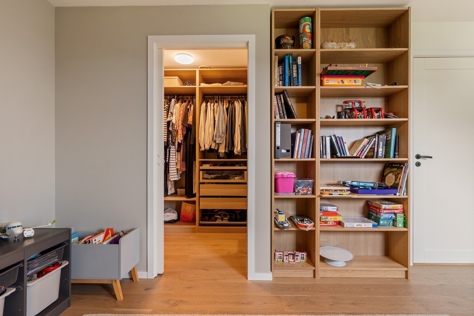 Walk-in-closet er utstyrt med en praktisk garderobeinnredning som gir godt med oppbevaringsplass for klær og sko. Galleribilde