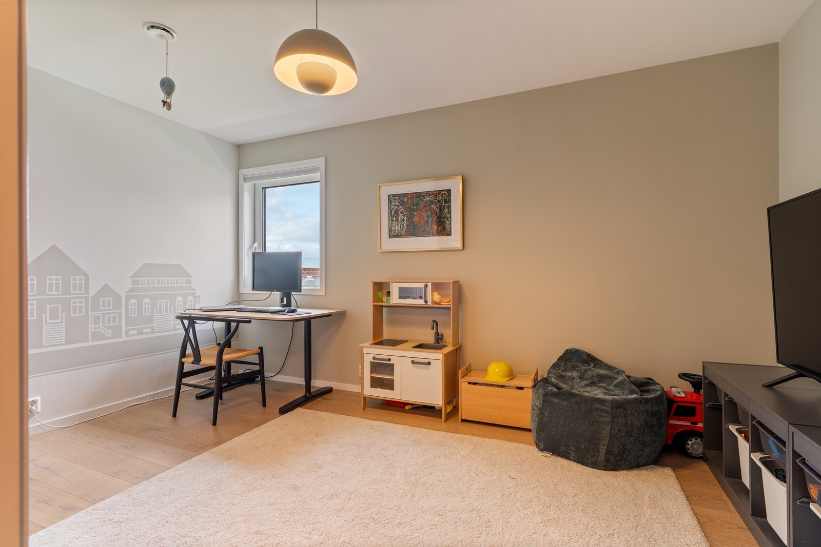 I denne etasjen ligger også boligens hovedsoverom med tilhørende walk-in-closet, i tillegg til et lekkert bad. Galleribilde
