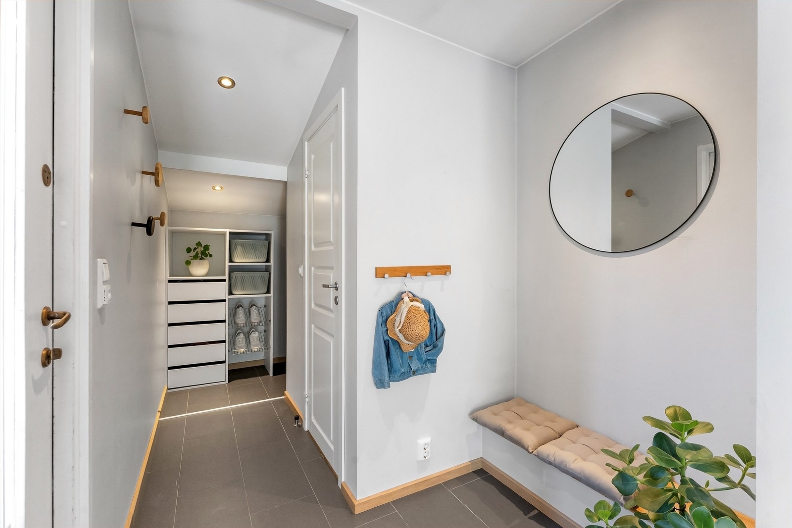 Innbydende og hyggelig entré med god plass for yttertøy Galleribilde