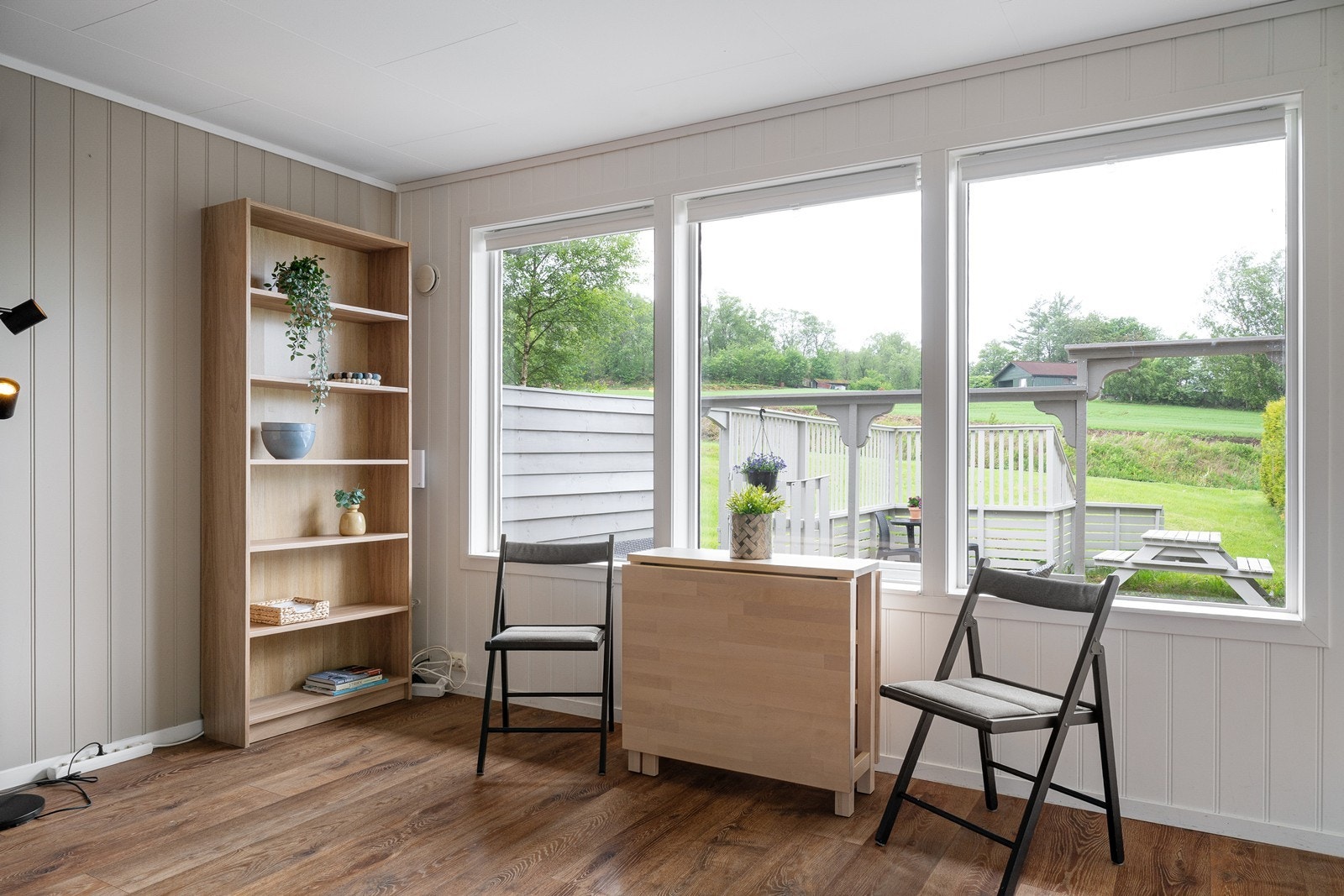 Lys og innbydende stue, med store vindusflater som slipper inn rikelig med naturlig dagslys og gir en god romfølelse. Galleribilde