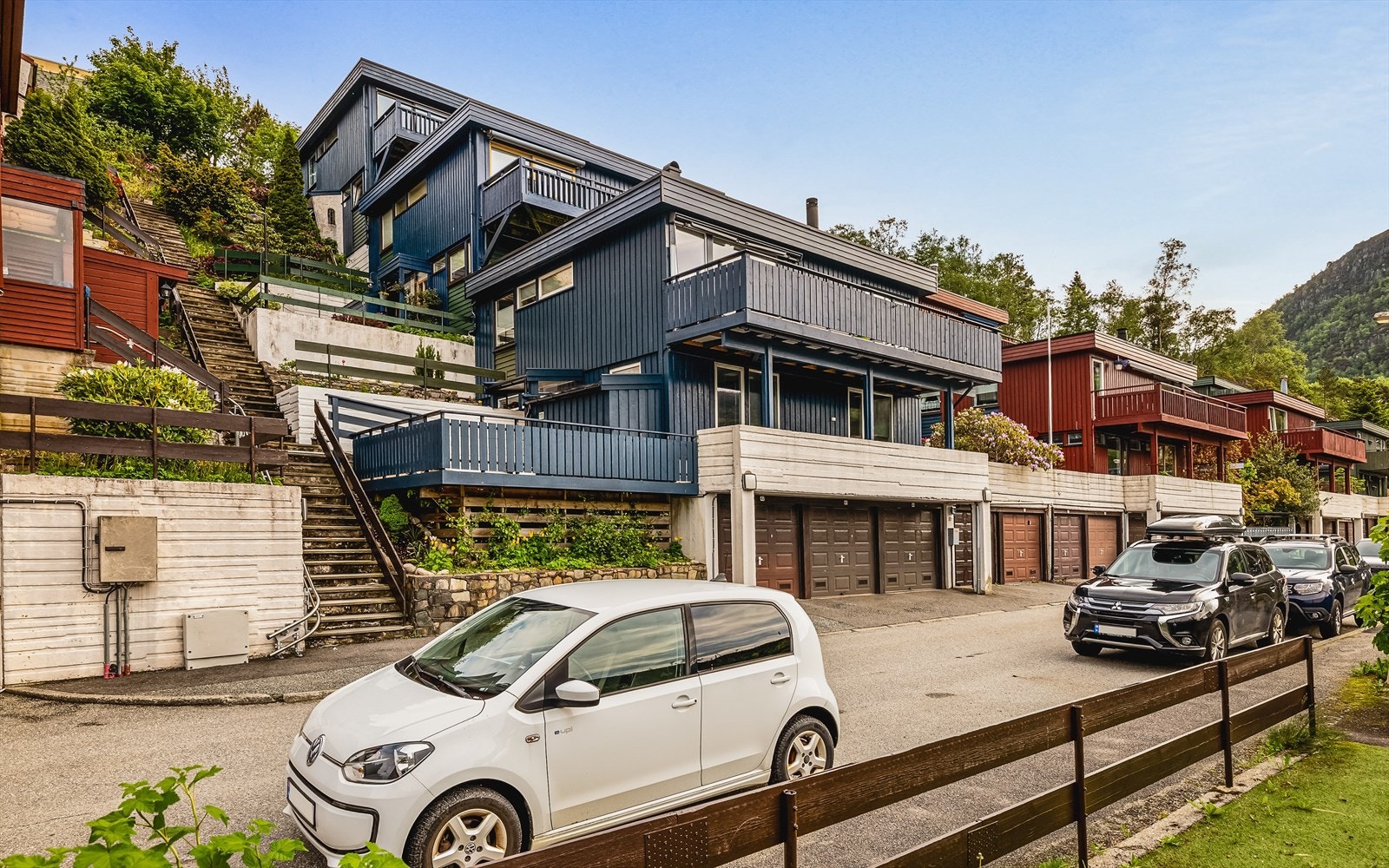 Tilhørende huset er fast garasjeplass med El-bil lader like nedenfor boligen. Galleribilde