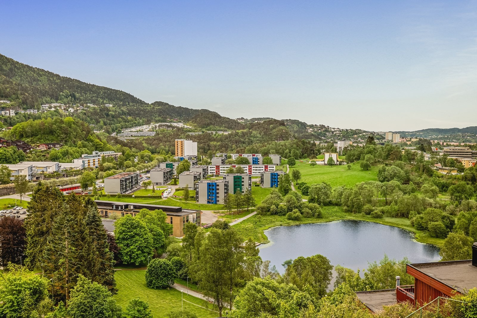 Fra stuen og terrassen har man fantastisk utsikt bla. mot Løvstakksiden, Knappenfjellet, Lynghaugparken, og nærområdet. Galleribilde