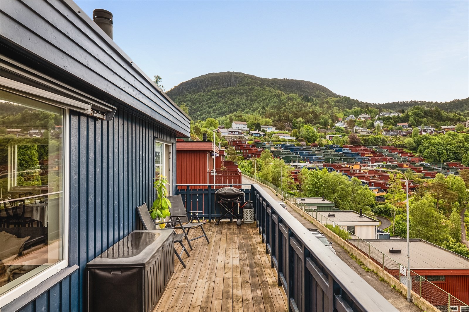 Fra stuen er det utgang til herlig terrasse med god plass til flere hagegrupper og gassgrill. Galleribilde