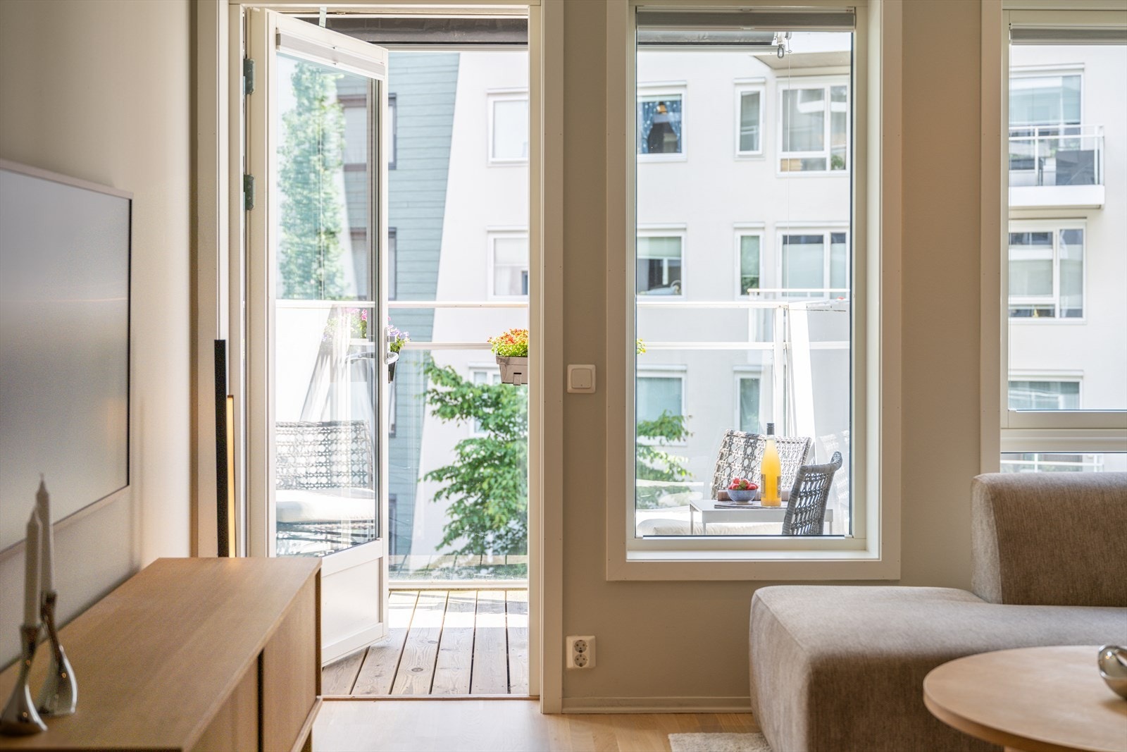 Fra stuen har du direkte utgang til en flott balkong som innbyr til lange sommerdager og hyggelige stunder utendørs. Galleribilde