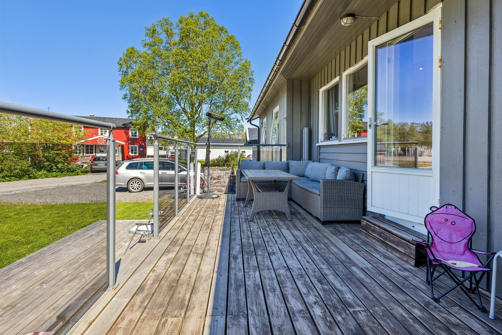 Uteområdet består av en terrasse på ca. 19 m² og en markplatt på ca. 36 m², med god plass for utemøbler. Galleribilde