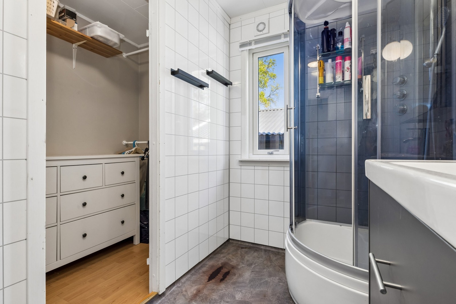 Badet har en praktisk intern bod i tilknytning til rommet, som gir gode lagringsmuligheter. Galleribilde