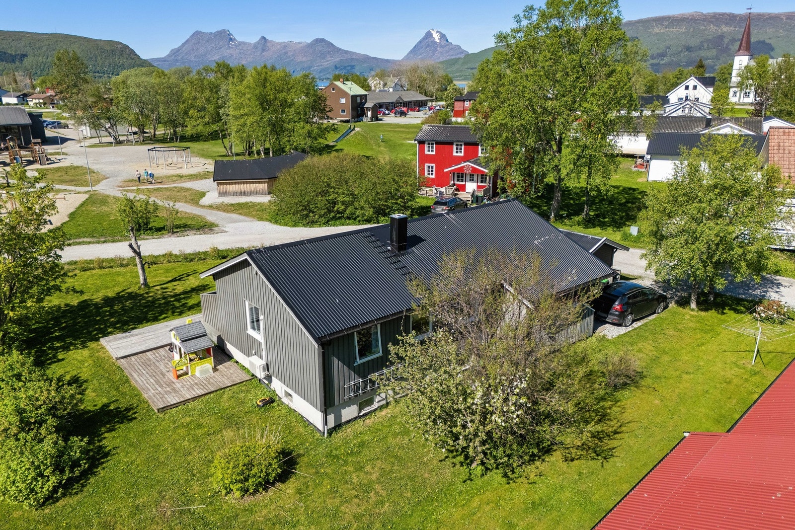 Eiendommen ligger i et etablert og barnevennlig område med nærhet til både natur og sentrale servicetilbud i Nesna. Galleribilde