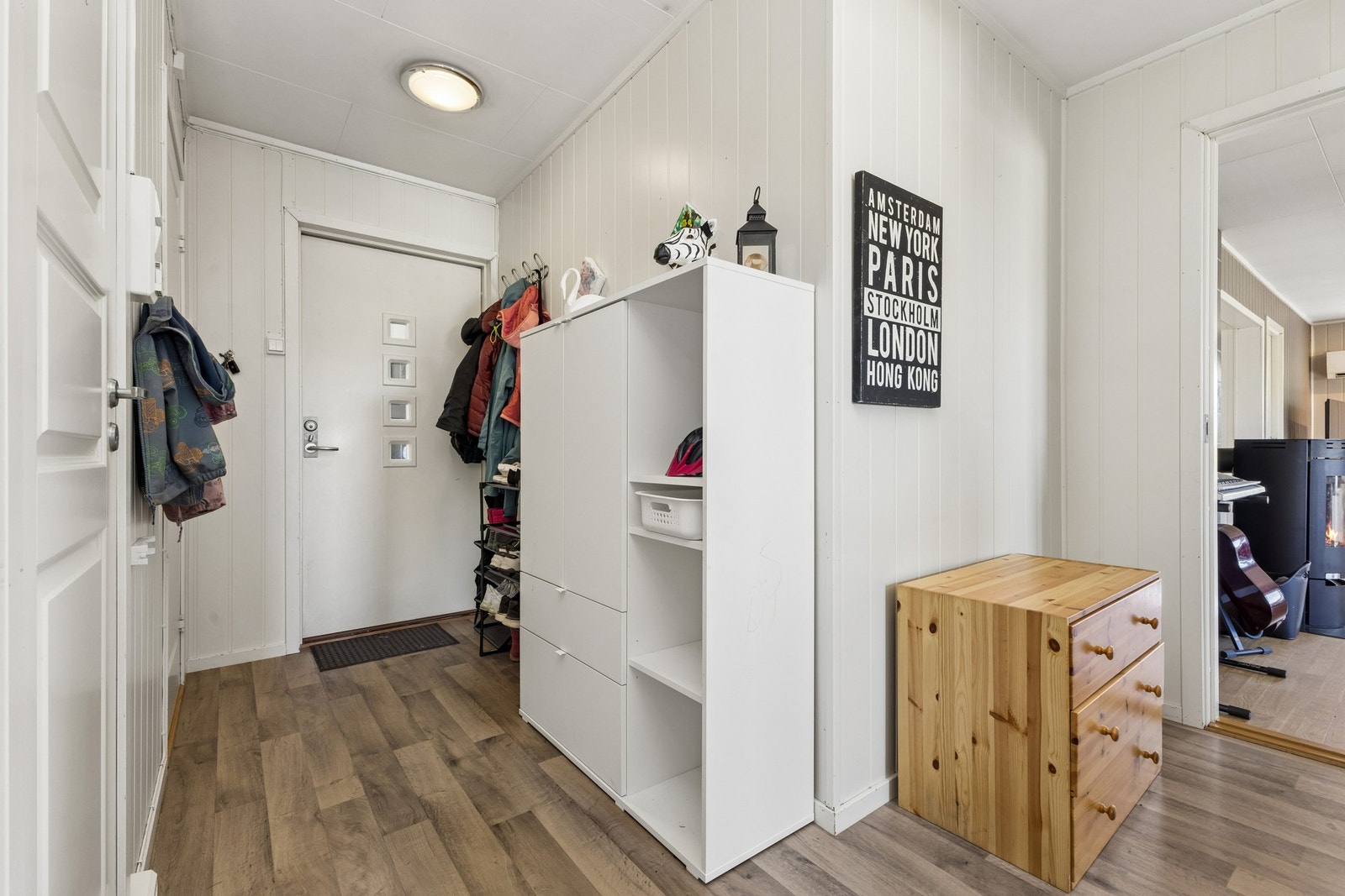 Entréen fungerer som et bindeledd mellom boligens rom i hovedetasjen. Galleribilde