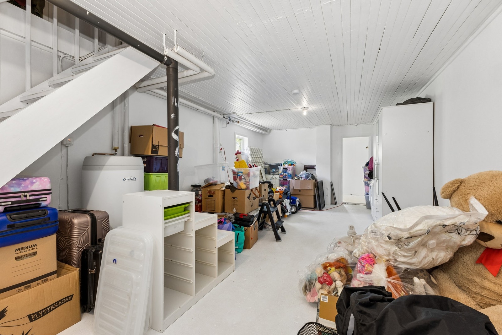 Kjelleretasjen består av store rom med malt betonggulv, som gir rikelig med lagringsplass. Her er også varmtvannstanken fra 2012 plassert. Galleribilde