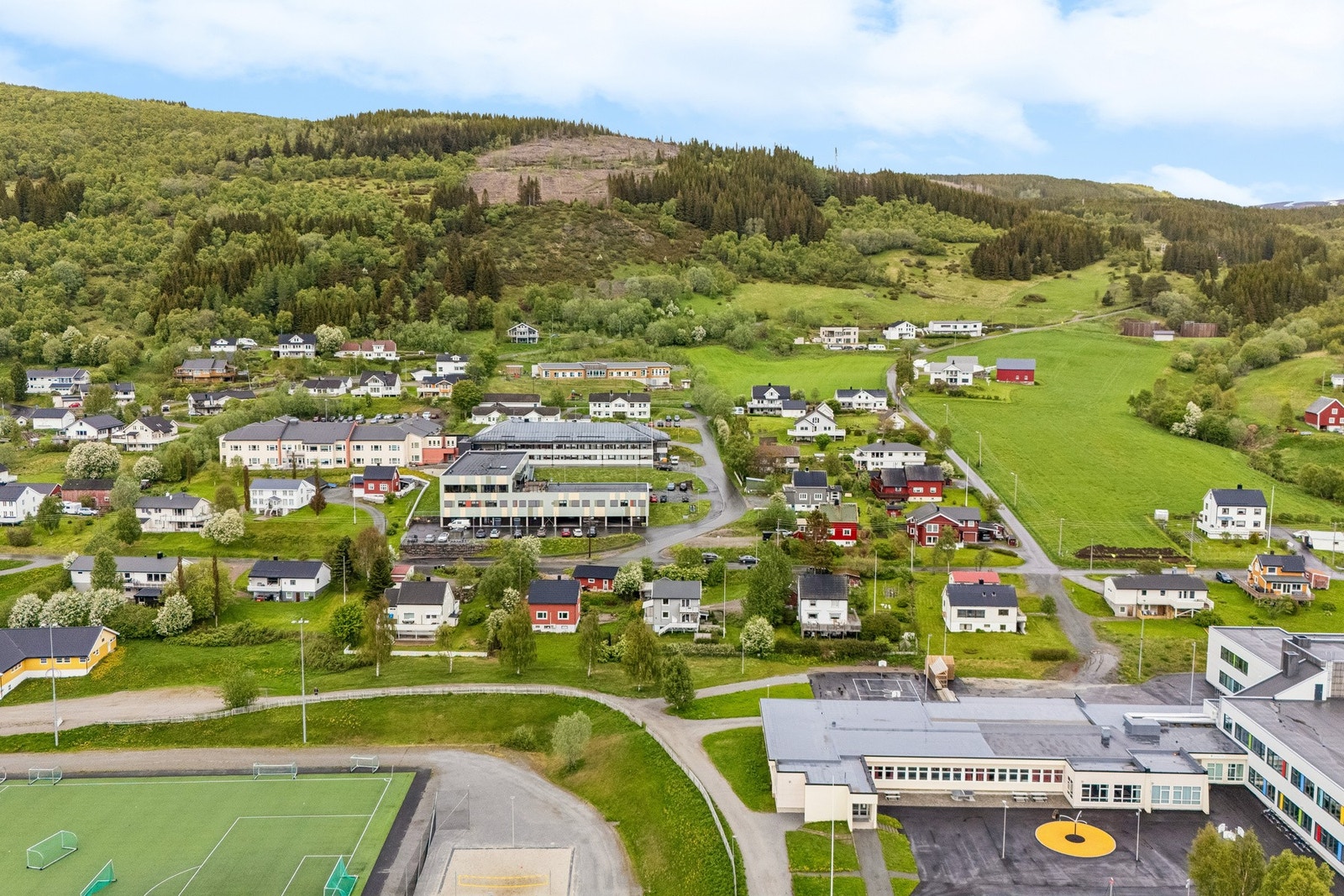 Eiendommen ligger i et etablert boligområde i Borkenes, med nærhet til både natur og lokale tjenester. Galleribilde
