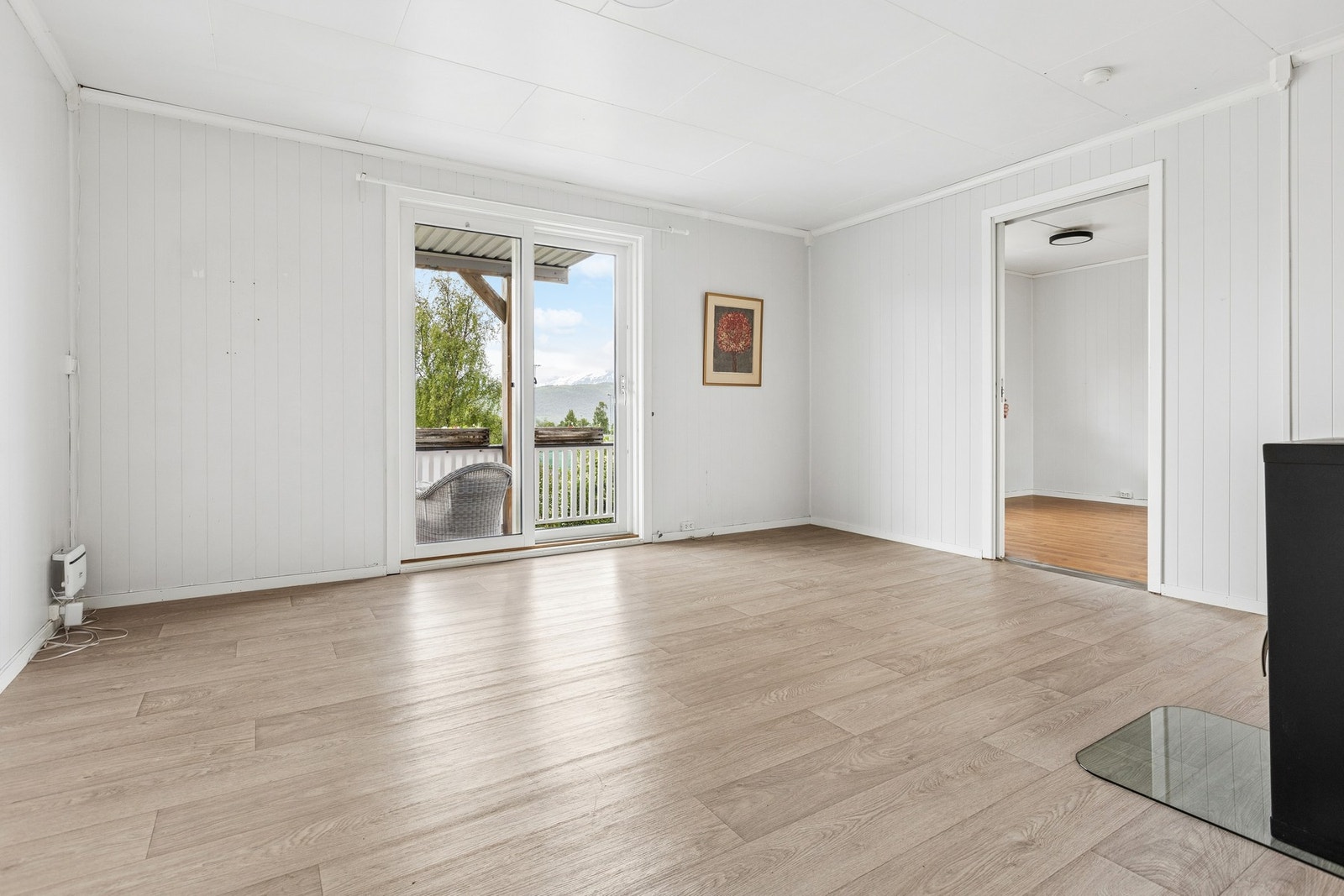 Fra stuen er det inngang til soverommet og direkte utgang til uteplassen. Galleribilde