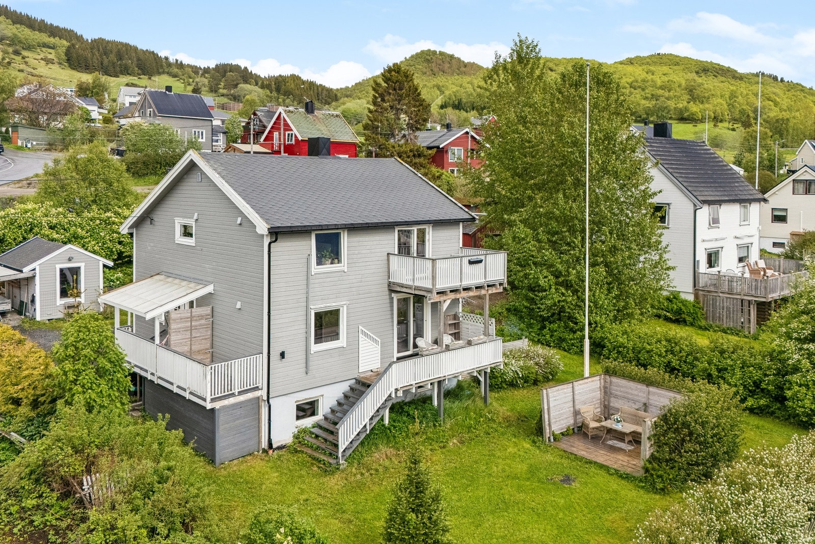 Eiendommen har gode utleiemuligheter da den er innredet som leilighet/hybel i hver etasje, det er gjennomgang via trapp til alle enhetene. Galleribilde