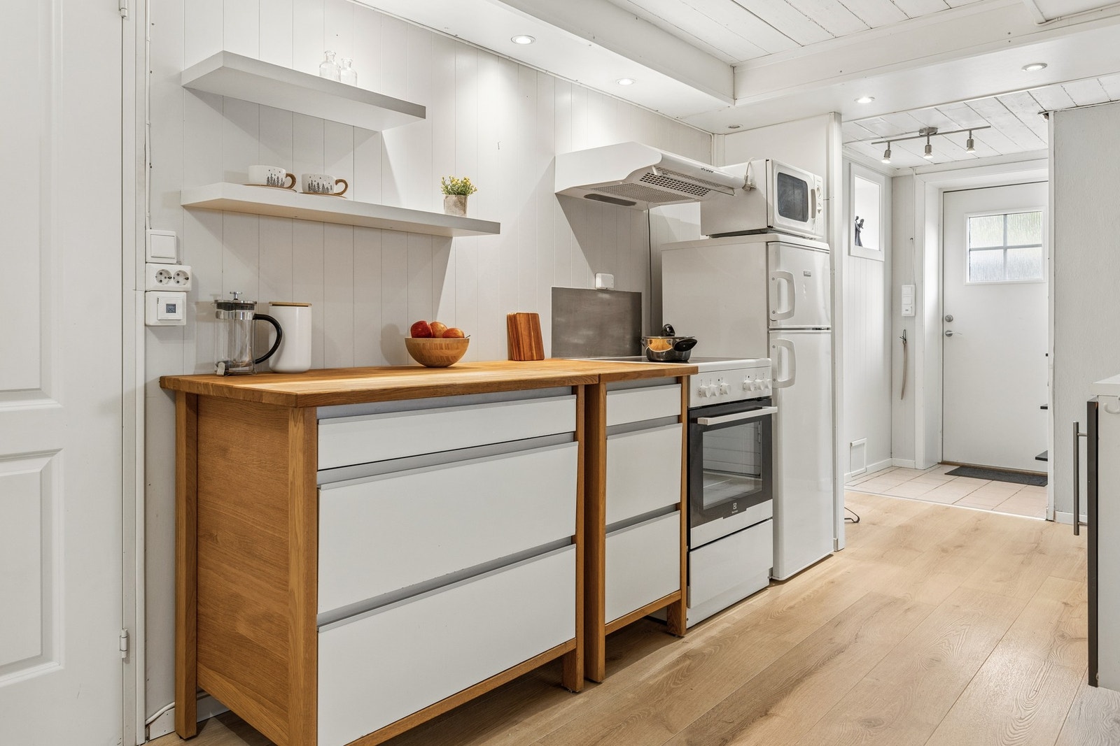 Kjøkkenet er utstyrt med komfyr, kjøl/fryseskap og har godt med oppbevaringsplass. Galleribilde