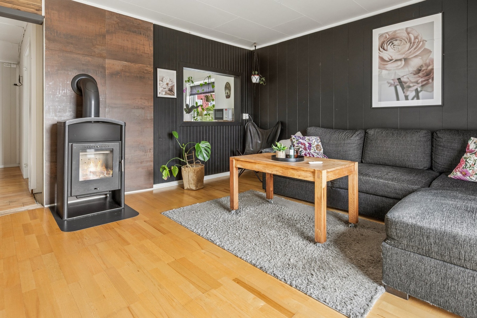 En vedfyringsovn fra 2020 sørger for varme og hygge i stuen. Galleribilde