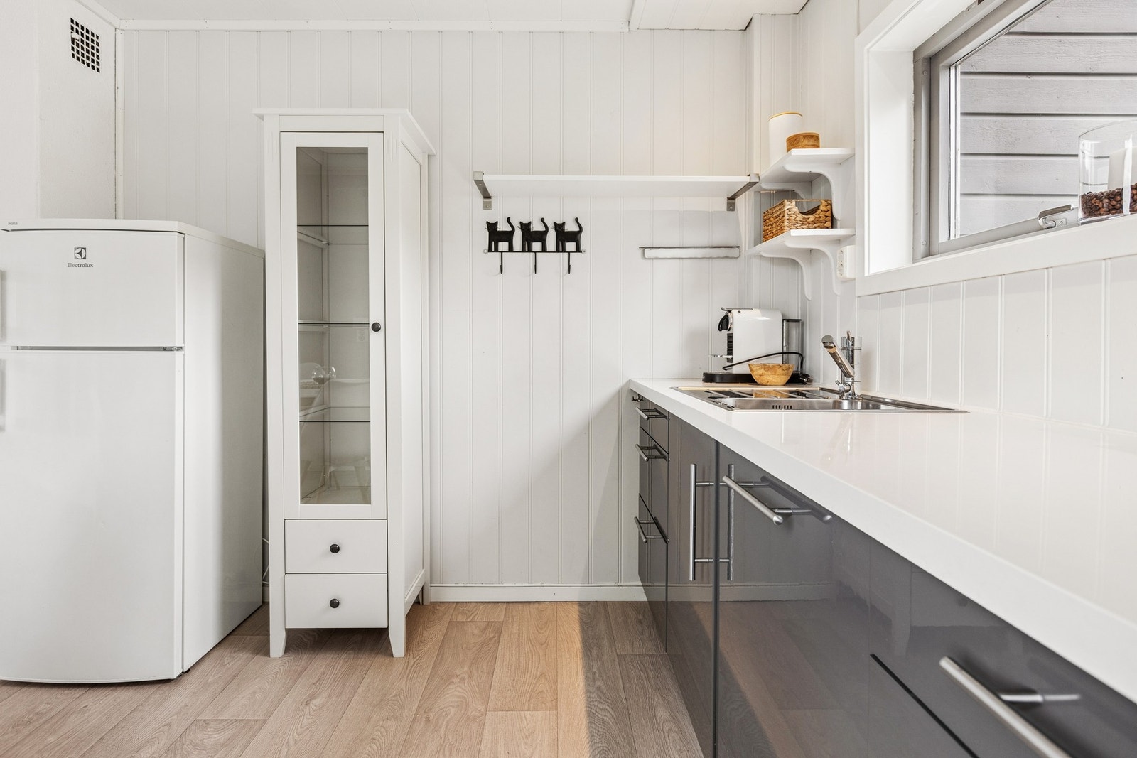 Kjøkkenet er utstyrt med hvitevarer som kjøl/fryseskap. Galleribilde