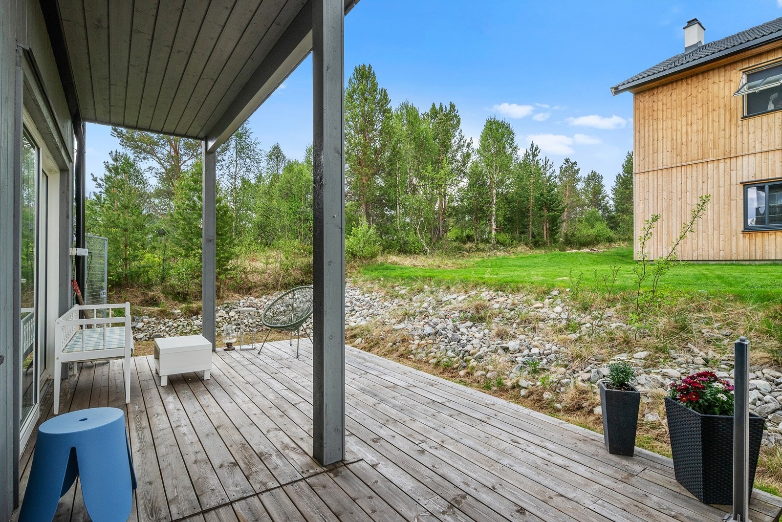 Terrasse med utgang fra stua. Galleribilde