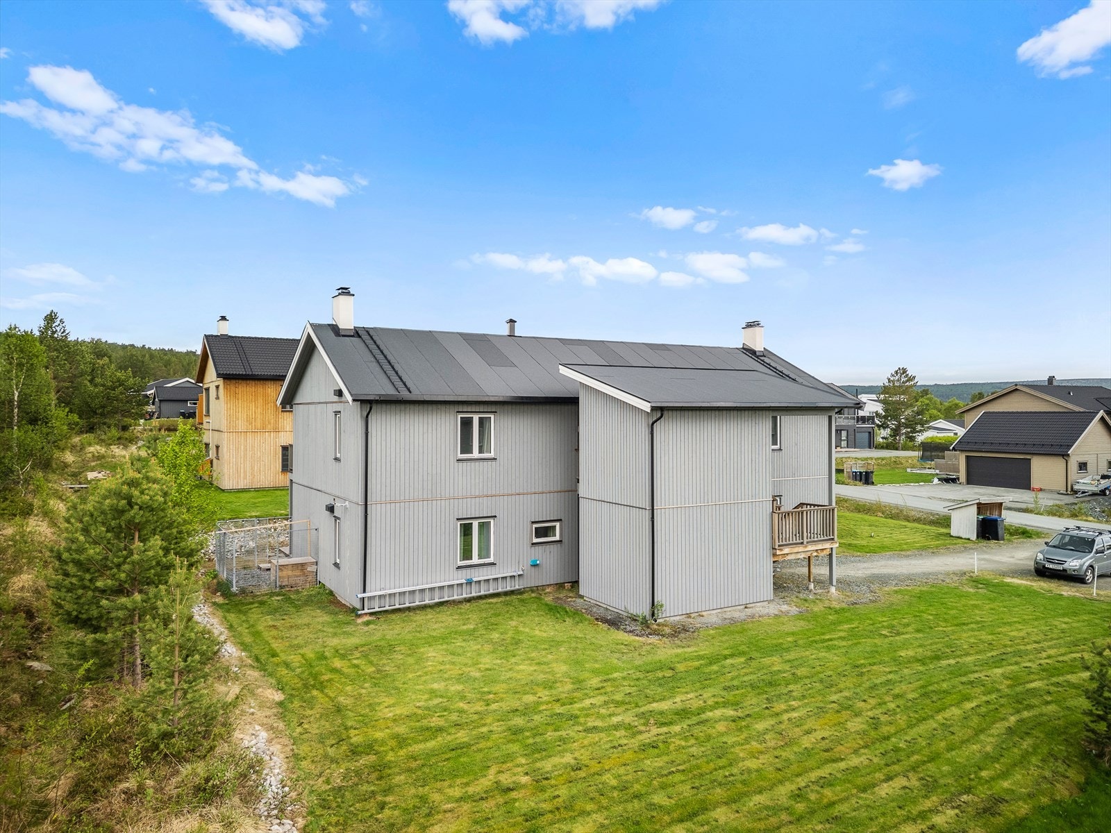 Fasade inngangssiden. Hver leilighet har hver sin bod ved inngangsdøra. Galleribilde