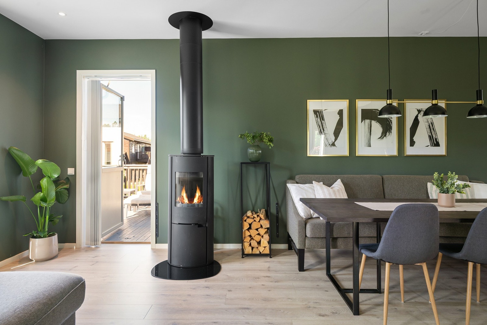 Direkte adkomst til fin og solrik uteplass. Galleribilde