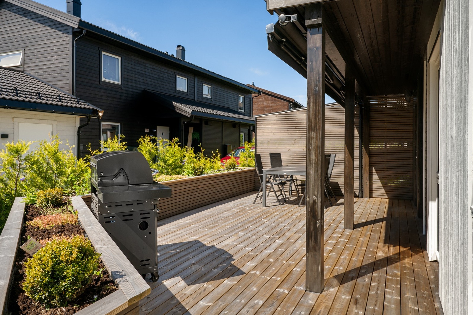 Romslig terrasse for sommerkos og grillfester med venner og familie. Galleribilde