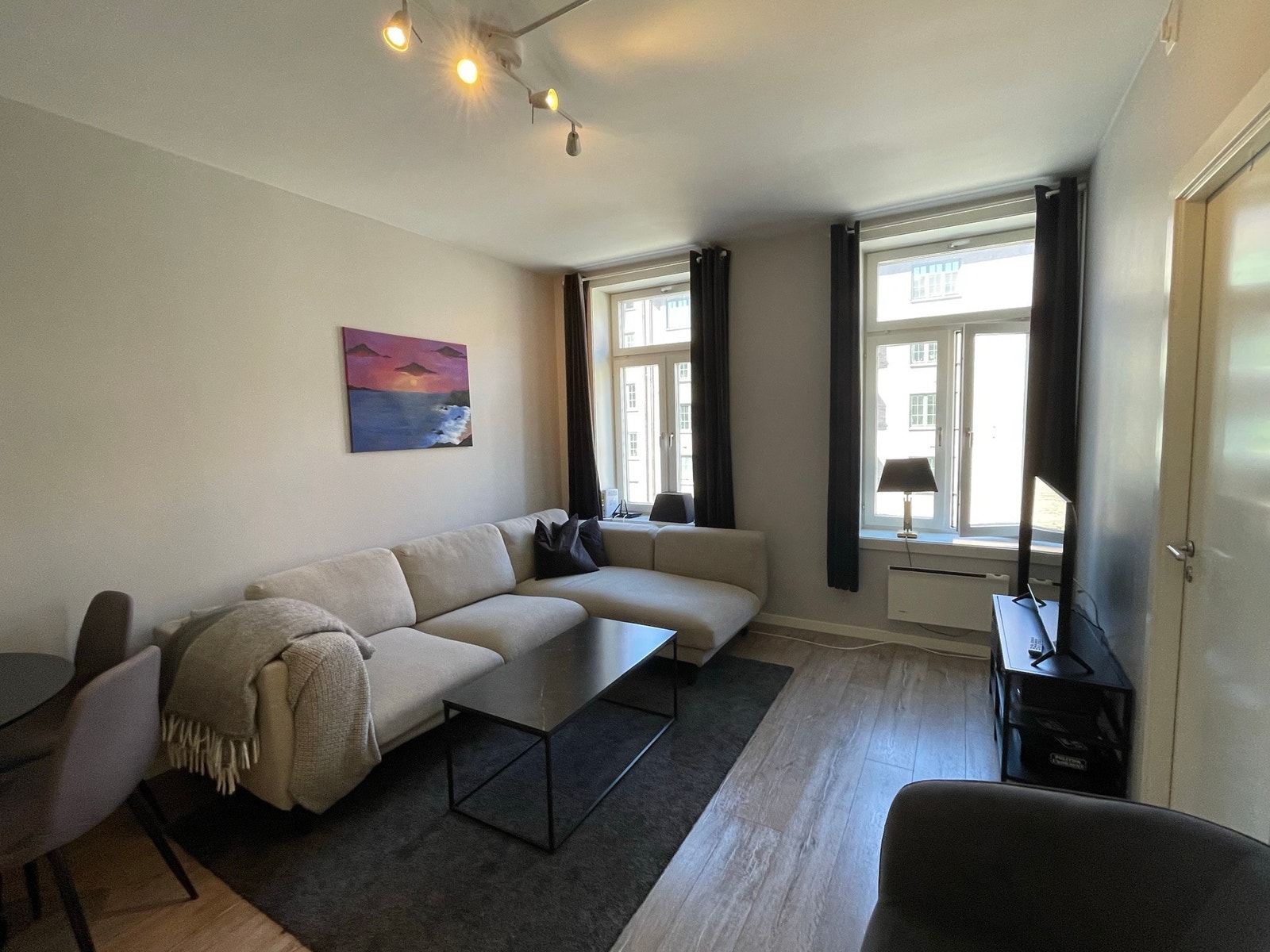 Romslig stue med gode møbleringsmuligheter. Galleribilde
