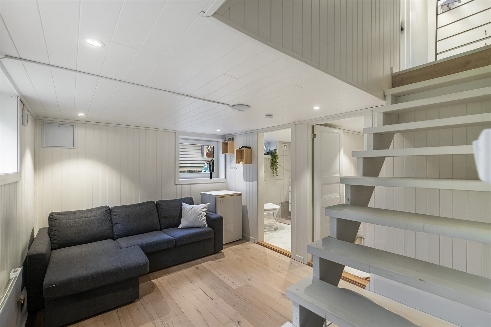 Kjellerstue (ikke godkjent for varig opphold) med baderom på innsiden. Galleribilde