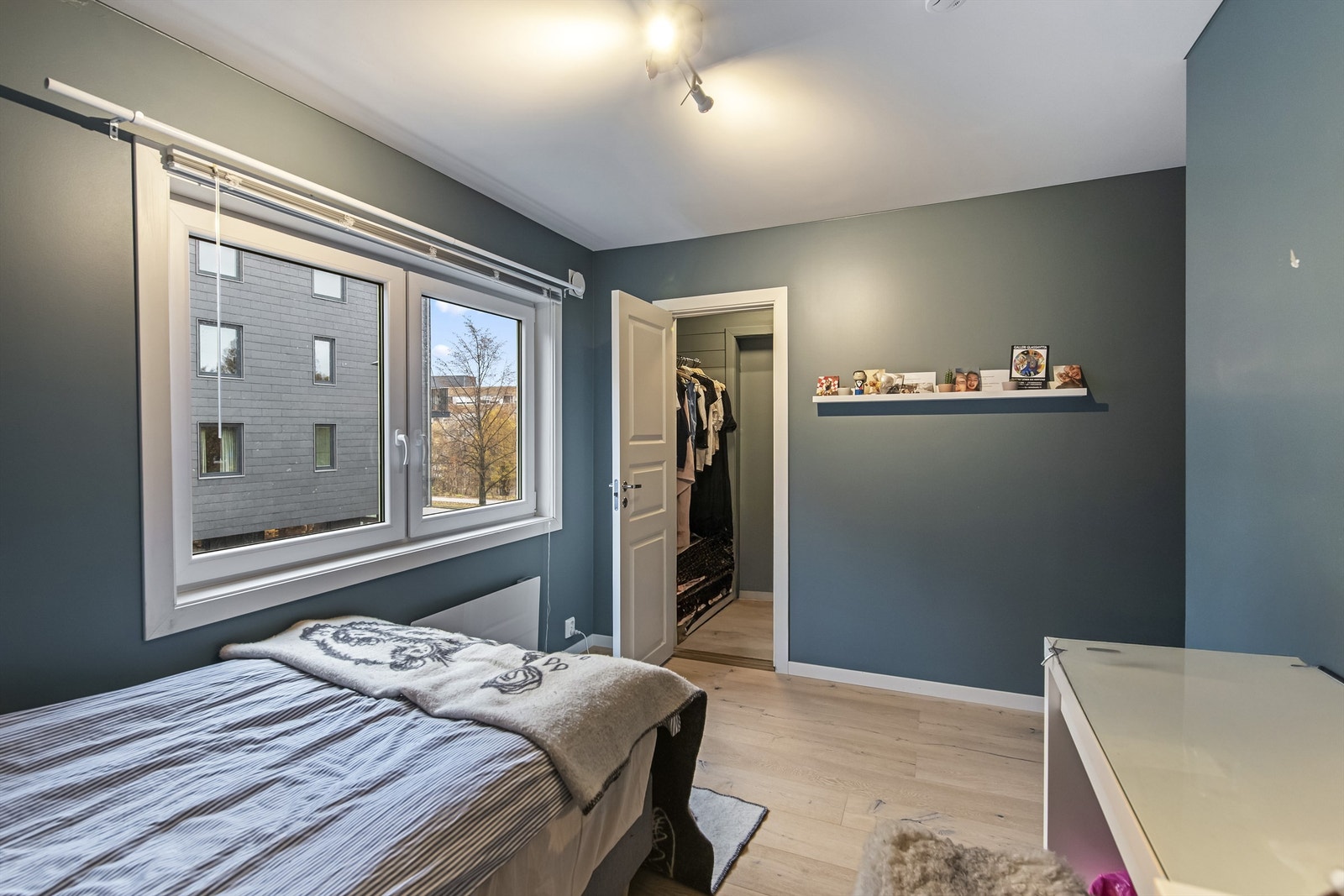 Soverom med garderobe Galleribilde
