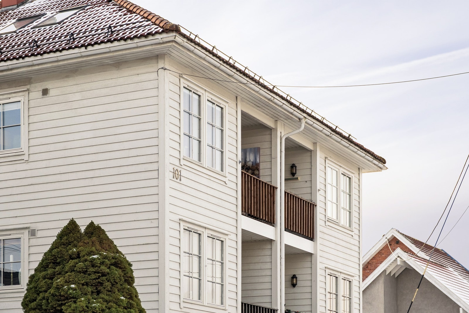 Tiltalende og velholdt fasade med klassiske detaljer og balkong. Boligen har en attraktiv og hyggelig beliggenhet i etablert område. Galleribilde