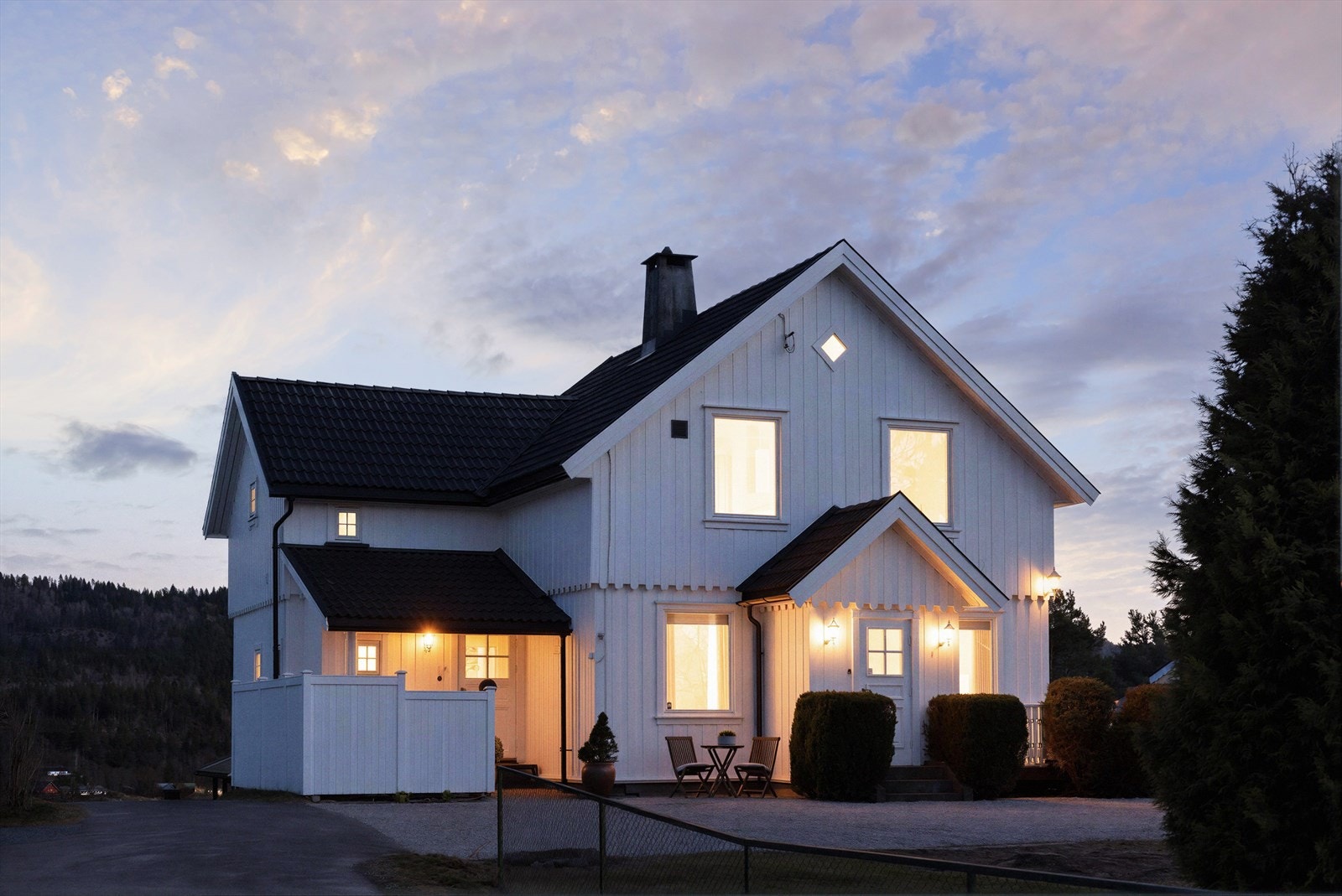 Boligen er oppført ca. 1920 og senere rehabilitert i 1988, samt utvidet med tilbygg i 1997. Bildet er redigert for å fremheve stemningen på kveldstid. Faktiske lysforhold kan variere. Galleribilde