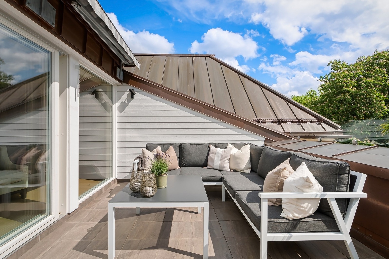 Takterrassen er oppgradert i senere tid med ny membran og nytt støpesjikt - Nedstøpte varmekabler på terrassedekke og varmekabel i avrenningen. Galleribilde