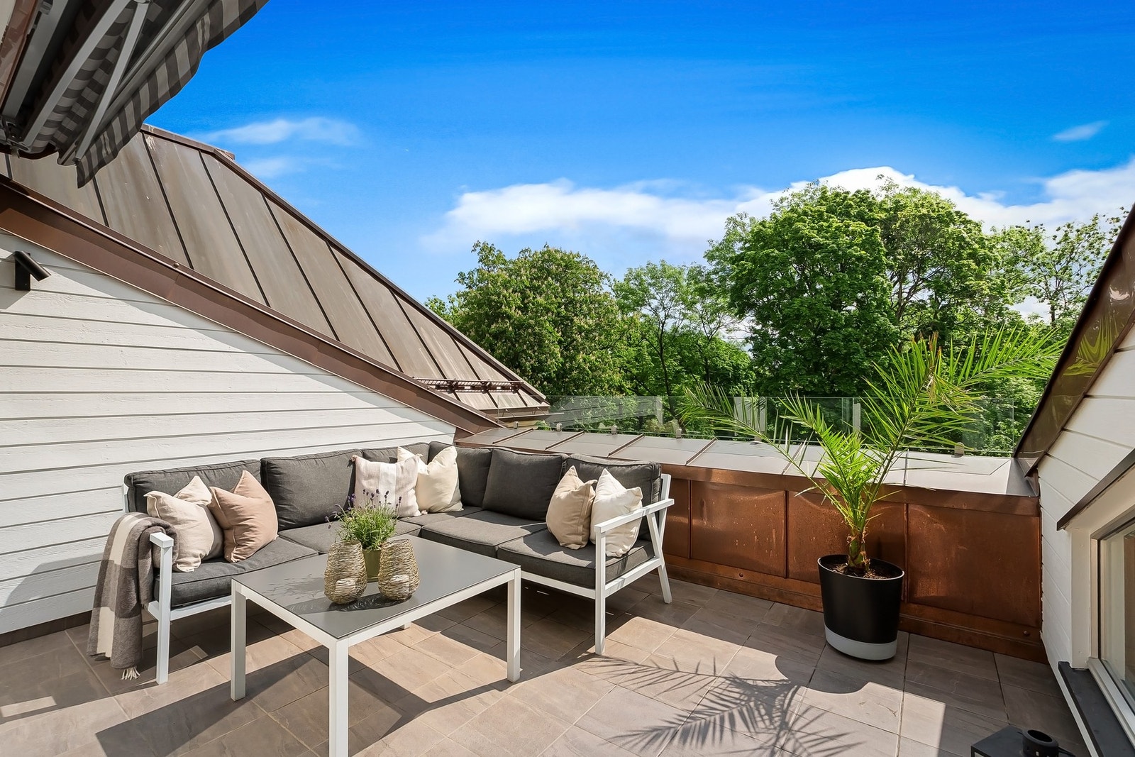 Solrik takterrasse på ca. 13 m² - En skjermet og idyllisk oase, helt uten innsyn. Galleribilde