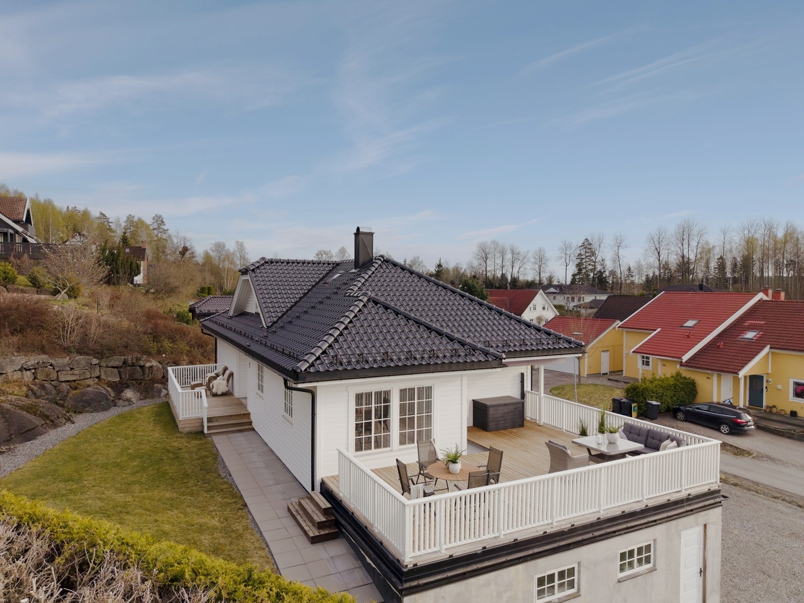 Boligen er beliggende i et stille og attraktivt boligområde på Langhus, kjent for å være svært barnevennlig og praktisk i en travel hverdag. Galleribilde