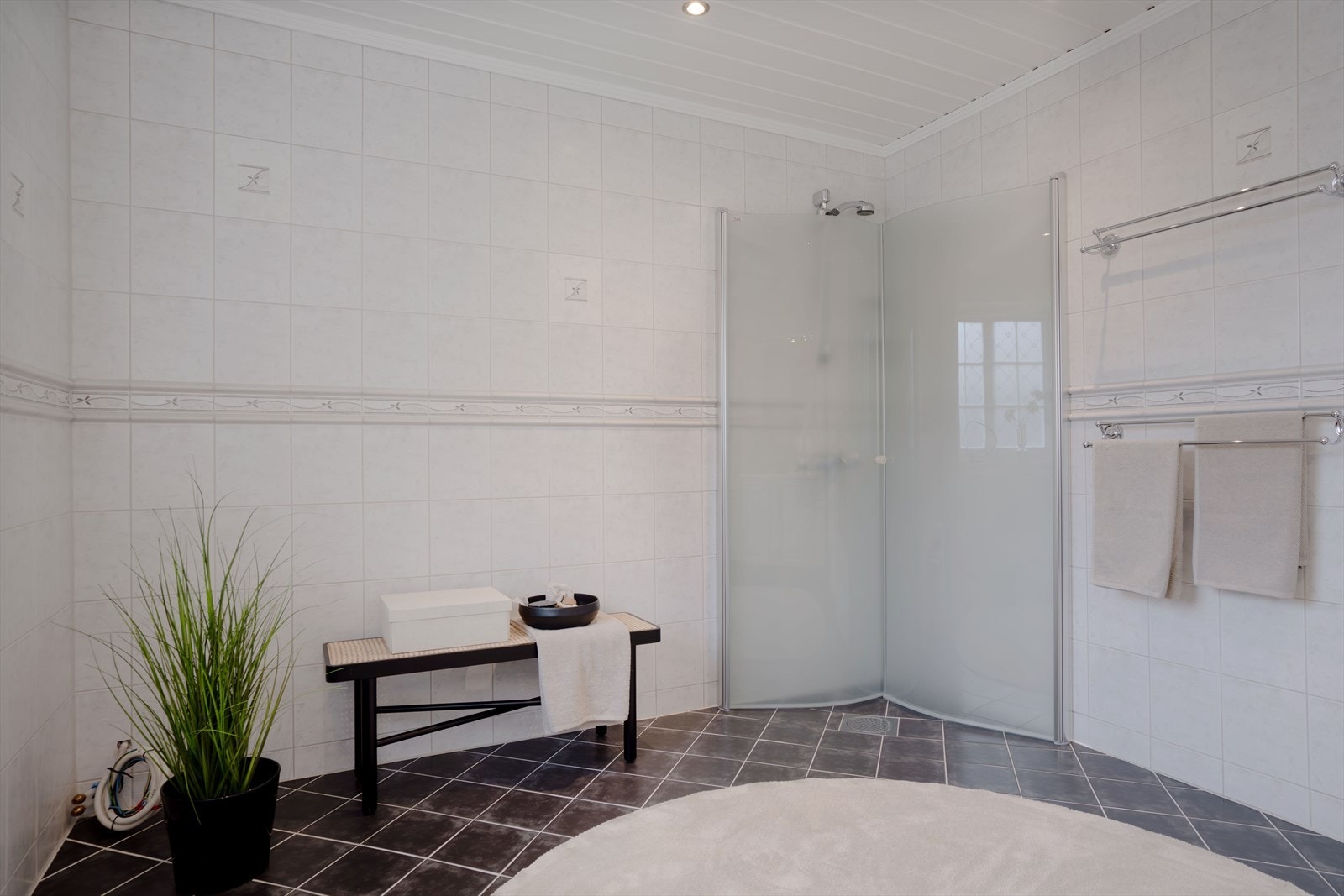 Badet i hovedetasjen er innredet med dusjhjørne, servant med innredning og vegghengt toalett. Galleribilde