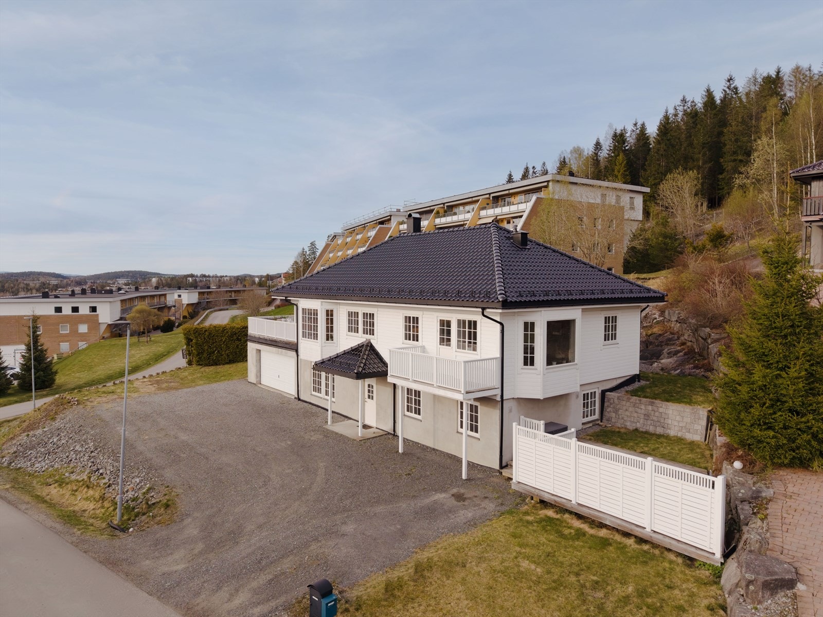 Taket er lagt med glasert takstein som gjør at taket får et eksklusivt skinnende utseende. Galleribilde